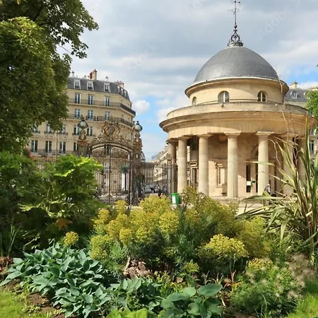 Superb 1 Elegant In The Heart Of Paris' 8th District Paris