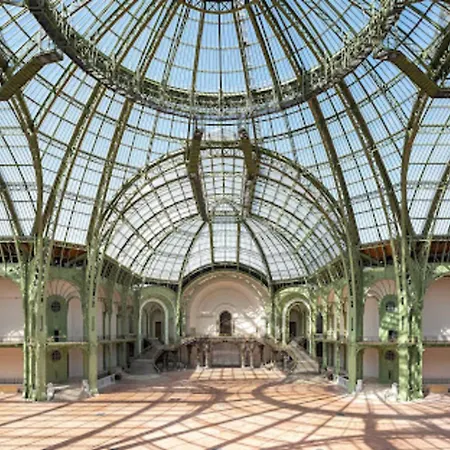 Superb 1 Elegant In The Heart Of Paris' 8th District Paris
