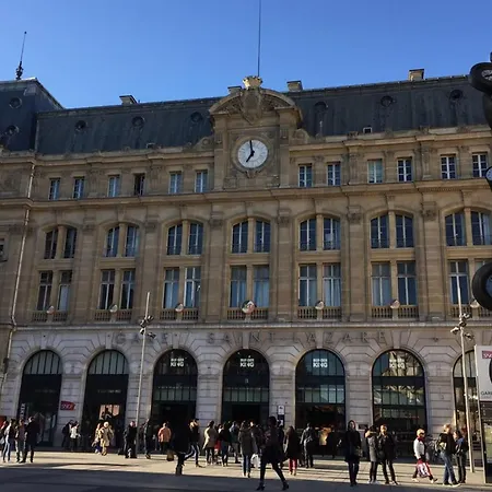 Superb 1 Elegant In The Heart Of Paris' 8th District Paris